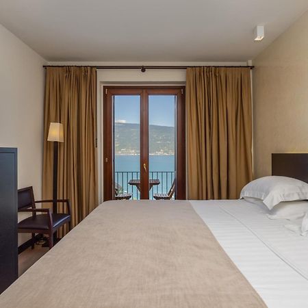 Hotel Meandro - Lake View Гарняно Екстериор снимка