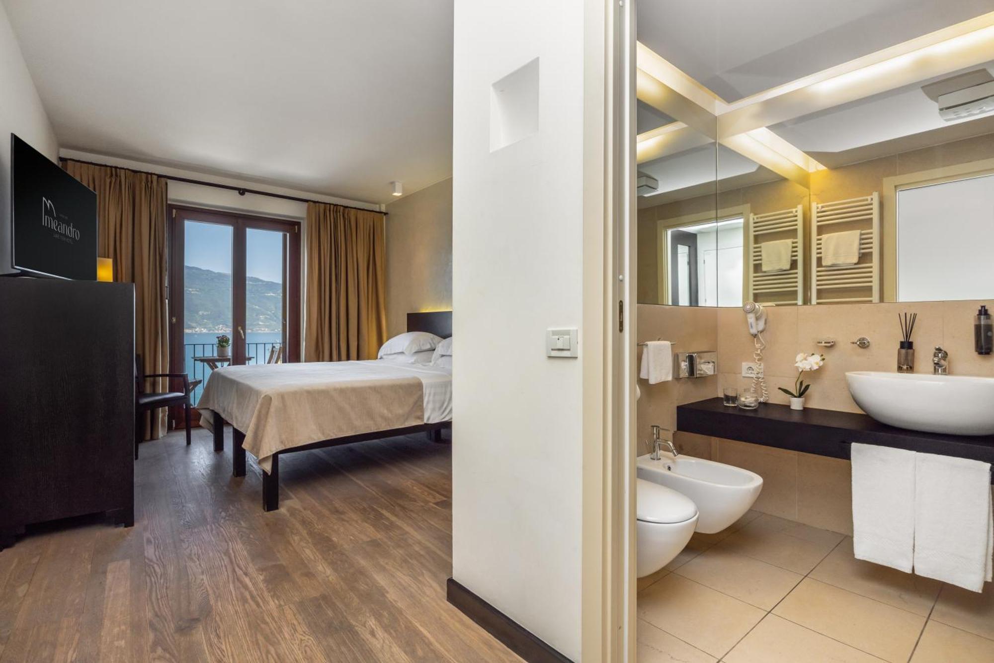 Hotel Meandro - Lake View Гарняно Екстериор снимка
