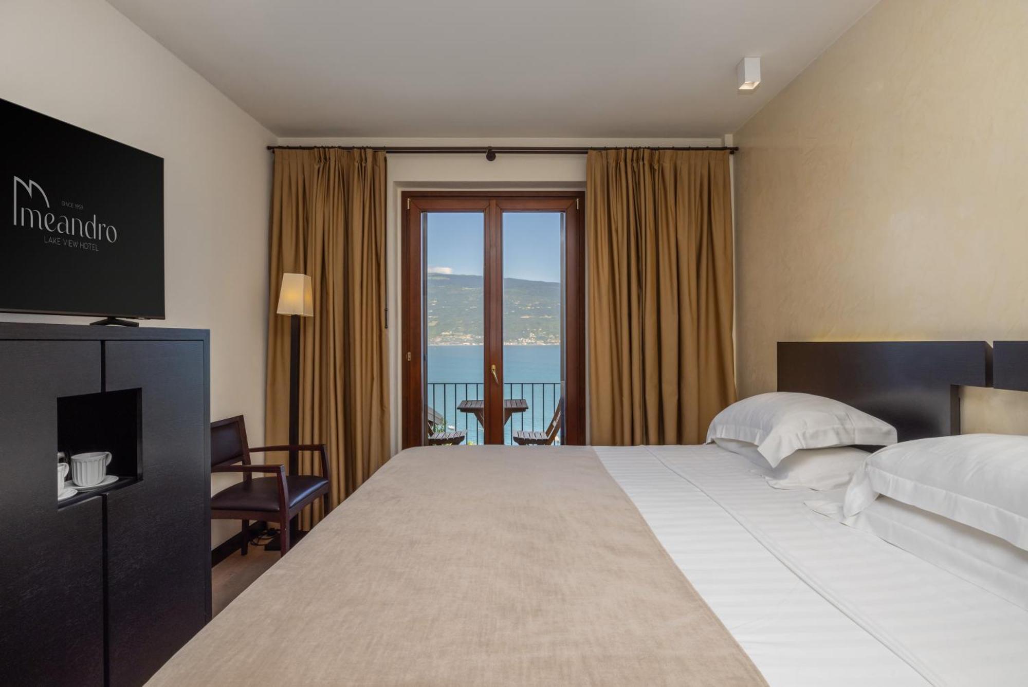 Hotel Meandro - Lake View Гарняно Екстериор снимка