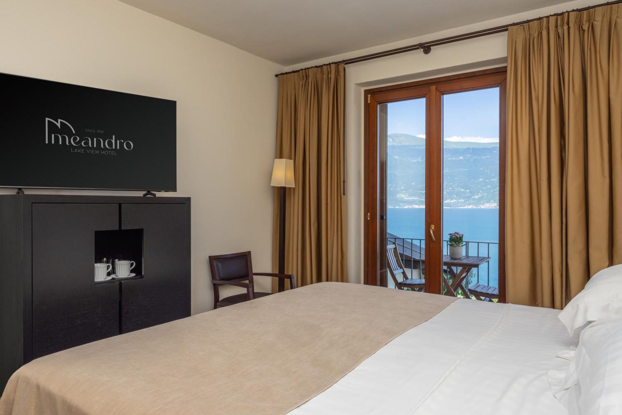 Hotel Meandro - Lake View Гарняно Екстериор снимка