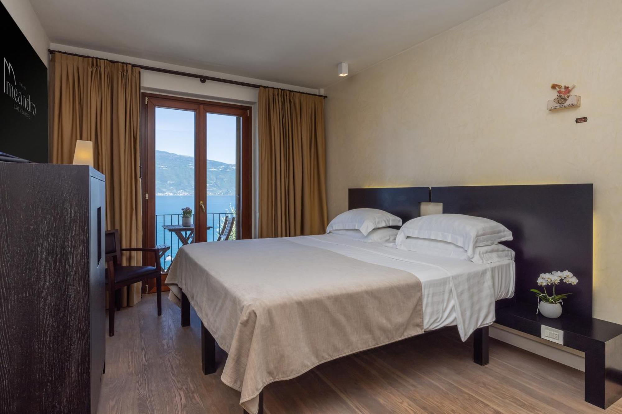 Hotel Meandro - Lake View Гарняно Екстериор снимка